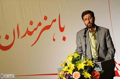 تا زمانی که هنر تنها محدود به متخصصان است نه توده جامعه مشکلات موجود حل نمی‌شود