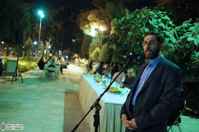 تیز و گزنده ما را نقد کنید ولی از جانب انصاف دور نشوید