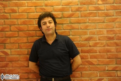 گفت و گو با ”نادر برهانی مرند” کارگردان نمایش ”رؤیای هالیوود”

راستش من سایمون شناس نیستم. به جز متون چاپ شده از او و آثاری که شهرام زرگر به من داد من دیگر خیلی کاری از سایمون نخوانده‌ام. ولی از بین چند کاری که زرگر هم از سایمون و هم از دیگران به من داد، رؤیای هالیوود به جهان من نزدیک‌تر بود و جوهره متفاوتی با متن‌های دیگر او داشت. البته باید بگویم که متن دارای وجوه کمیک زیادی بود، اما بیشتر وجه عاطفی و انسانی آن روی من اثر داشت.