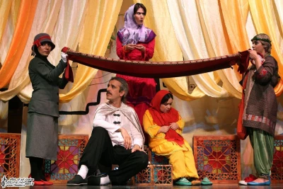 نگاهی به نمایش ”سیندرلا از فرنگ برگشته” نوشته و کار ”مهدی مهدی آبادی”