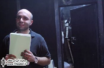 گفت‌وگو با ”پیام دهکردی” بازیگر نمایش ”نورا”‏

ما نباید فراموش کنیم که سرمایه  ‏تئاتر کشور را آن ستاره‌ها نمی‌سازند، بلکه همین دانشجویان هستند که تبدیل به سرمایه تئاتر ایران ‏می‌شوند. البته این را هم بگویم من اعتقاد ندارم که تئاتر، سینما و یا تلویزیون باید دارای دایره‌ای ‏بسته باشند که فقط خود اهالی آن درونش کار کنند، من می‌گویم خوب بازی کن حالا هر کجا که ‏بازی کنی تفاوتی نمی‌کند.