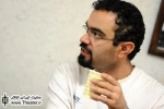 گفت‌و گو با ”علی هاشمی” کارگردان نمایش ”پاره‌های ساده”

الآن می‌بینیم که خیلی از متن‌های کلاسیک را بهم می‌ریزند و دیالوگ‌های نامفهوم به کار می‌برند و این باعث سخت فهم شدن تئاتر برای مخاطب و همچنین عدم رشد قاعده‌مند تئاتر و هنرمندان جوان آن می‌شود.