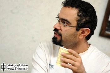 گفت‌و گو با ”علی هاشمی” کارگردان نمایش ”پاره‌های ساده”

الآن می‌بینیم که خیلی از متن‌های کلاسیک را بهم می‌ریزند و دیالوگ‌های نامفهوم به کار می‌برند و این باعث سخت فهم شدن تئاتر برای مخاطب و همچنین عدم رشد قاعده‌مند تئاتر و هنرمندان جوان آن می‌شود.
