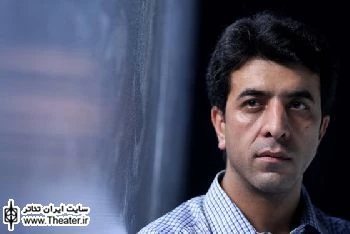 گفت‌وگو با ”فارس باقری” نویسنده و کارگردان نمایش ”دهانی پر از پرنده”

ما سعی کردیم به جایی برسد که در جهان شخصیت‌ها با اعمالشان و نتایج اعمالشان باقی بمانیم. این را خود جهان اثر به ما پیشنهاد می‌دهد. یک بخشی از شرایط آدم‌های این نمایش به واقعیت امروز ما باز می‌‌گردد. برای کاراکتر زن نمایش ممکن است چیز تازه‌ای شروع شود، ولی آن اتفاق تازه هم اطمینان بخش نیست.