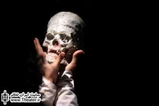 نگاهی به نمایش ”هملت ماشین” نوشته ”هاینر مولر” و کارگردانی ”ناصر حسینی مهر”

ناصر حسینی مهر در جایگاه کارگردان در آمیختگی دنیاها را به دقت در گرایش تصویری و چینش میزانسنی‌اش مورد توجه قرار می‌دهد.
