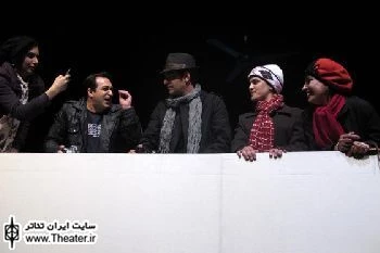نقد و بررسی نمایش ”نوشتن در تاریکی” در فرهنگسرای انقلاب