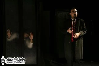 نگاهی به نمایش ”زندگی میان آتش” نوشته و کارگردانی ”اصغر خلیلی”

&quotاصغر خلیلی&quot کارگردانی است که با مرور آثارش در می‌یابیم در بسیاری از آن‌ها توجه ویژه‌ای به موضوع جنگ و صلح داشته و همواره سعی کرده با  نگاهی کلی این مقوله را فراتر از جغرافیا و مرز به چالش بکشد و به یک خط کلی فکری در این زمینه برسد.
