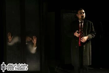 نگاهی به نمایش ”زندگی میان آتش” نوشته و کارگردانی ”اصغر خلیلی”

"اصغر خلیلی" کارگردانی است که با مرور آثارش در می‌یابیم در بسیاری از آن‌ها توجه ویژه‌ای به موضوع جنگ و صلح داشته و همواره سعی کرده با  نگاهی کلی این مقوله را فراتر از جغرافیا و مرز به چالش بکشد و به یک خط کلی فکری در این زمینه برسد.