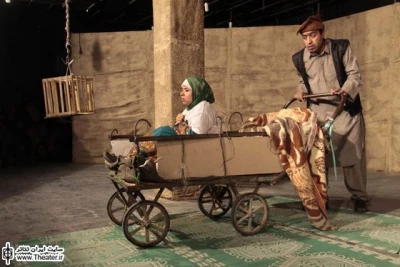 سفرنامه ”رضا آشفته” از بیست و یکمین جشنواره تئاتر استانی کرمان

تئاتر کرمان در دو زمینه متن و طراحی صحنه و دیگر عناصر دیداری دچار فقر شدید مطالعاتی و اجرایی است. برای رفع این نقص عمده نیاز به مشارکت هنرمندان دیگر نقاط کشور است و حتا می‌توان از مشاوره هنرمندان تجسمی استان برای چیره شدن بر آن استفاده کرد. کارگردان و بازیگر در کرمان هست اما متاسفانه تالار و اجرای عمومی خیلی کم است تا این نیروهای انسانی و هنرمند بتوانند استعدادهای خود را در حد شکوف