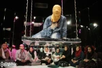 نگاهی به نمایش ”آواز دورترین کرانه مه‌‌آلود زمین” نوشته ”ایوب آقاخانی” و کارگردانی ”شهرام گیل‌آبادی”

تنظیم و متناسب‌سازی پاساژهای حسی، تحرک بخشی به گفتار و ایجاد ریتم در روایت و اجرا در حقیقت به واسطه تسلط و قدرت تیرانداز در بازیگری به انجام رسیده و به