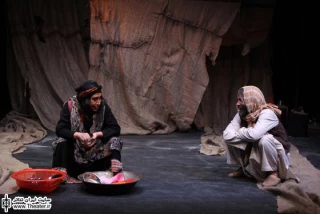نگاهی به نمایش ”کسوف” نوشته و کارگردانی ”ایوب آقاخانی”

&quotکسوف&quot، داستان عشق و درد است. داستانی که روایت همیشه بشر در بند شرایط دشوار اجتماعی را نقل می‌کند. به همین دلیل هم هست که بیش آنکه با ساختار قصه‌اش قصد جلب و جذب توجه مخاطب را داشته باشد، به واسطه حس انسانی و عمیق با مخاطب درگیری و ارتباط ایجاد می‌کند.