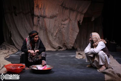 نگاهی به نمایش ”کسوف” نوشته و کارگردانی ”ایوب آقاخانی”

"کسوف"، داستان عشق و درد است. داستانی که روایت همیشه بشر در بند شرایط دشوار اجتماعی را نقل می‌کند. به همین دلیل هم هست که بیش آنکه با ساختار قصه‌اش قصد جلب و جذب توجه مخاطب را داشته باشد، به واسطه حس انسانی و عمیق با مخاطب درگیری و ارتباط ایجاد می‌کند.