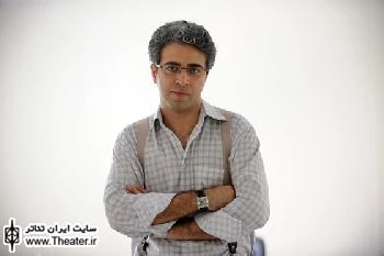 گفت‌وگو با ”ایوب آقاخانی” نویسنده و کارگردان نمایش ”کسوف”

"کسوف" ادامه‌ای بر کارهای رئالیستی من است، اما در ان تلاش کردم تراژدی، خشونت و تلخی شرایط را با شاعرانگی تلطیف کنم. من این کار را چند بار تجربه کردم، مثلاً در "فصل خون" هم که محورش جنگ بود، همین تلاش را کرده بودم، اما معتقدم در این زمینه کسوف، هم در نظر خودم هم با توجه به نظری که تا امشب از مخاطبان دریافت کردم، تجربه موفق‌تری است.