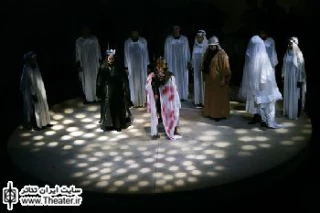 نگاهی به نمایش ”رستم و اسفندیار” نوشته و کارگردانی ”پری صابری”

صابری به نقل از ژاله آموزگار در بروشور این نمایش، درباره داستان اسفندیار و رستم پیش از رویارویی‌شان می‌نویسد. او می‌خواهد تماشاگرش آگاهانه در تالار بر صندلی بنشیند و ادامه داستان را در صحنه به روایت پری صابری ببیند.