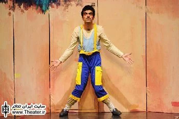 نگاهی به نمایش ”اخمالوخان” نوشته و کار ”امیر مشهدی عباس”

نوع نمایش و موقعیت‌های طنز و خنده‌آوری که در نمایش اخمالو خان ایجاد می‌شود، آنقدر مخاطب را درگیر می‌کند که در پایان این سوال پیش‌ می‌آید که چرا اخمالو خان نمی‌خندد.