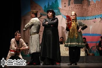 نگاهی به نمایش ”بدل” نوشته ”هدایت هاشمی” و کارگردانی ”هادی عامل”

روح و ماهیت نمایش کمدی ایرانی به صورت مستقیم در ارتباط زنده نمایش و تماشاگر معنا پیدا می‌کند شرکت مخاطب در نمایش، افزایش واکنش به کمدی، خندیدن و تکثیر حس و صدای آن در سالن و... مهم‌ترین عواملی هستند که موتور کمدی و به ویژه کمدی ایرانی را به حرکت وامی‌دارند.
