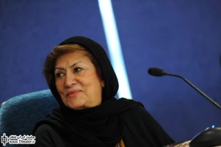 گفت‌وگو با ”پری صابری” نویسنده و کارگردان نمایش ”رستم و اسفندیار”

فردوسی دقیقا می‌تواند همان نقشی را که شکسپیر برای انگلیسی‌ها بازی کرد، برای ما بازی کند. متون شکسپیر هم مال 400 تا 500 سال پیش است، ولی وقتی شما این آثار را می‌بینید، متوجه می‌شوید که روحیات آن ملت در آن آثار وجود دارد. در فردوسی هم همین طور است