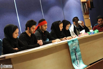 این روبان سیاه که بر قاب دنیاست