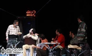 نگاهی به نمایش &quotکافه مک آدم&quot نوشته و کارگردانی &quotمحمود استادمحمد&quot

نمایش &quotمحمود استادمحمد&quot جزو معدود آثاری است که به طور مستقیم یکی از جوامع کوچک اما غیر قابل چشم‌پوشی ایرانیان در یکی از مهم‌ترین ایالت‌های کانادا را مورد شناخت قرار می‌دهد. در واقع استادمحمد با انتخاب این جامعه کوچک از مهاجران ایرانی که نمونه‌های دیگر آن را می‌توان در کشورها و شهرهای بسیار دیگر جهان یافت، بخشی از زندگی مهاجرت و آرمان‌ها، آرزوها، ناام
