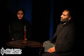 نگاهی به نمایش ”شمشیرهای ژنرال” نوشته ”قدرت‌الله فتحی”  و کارگردانی ”مسعود موسوی”

نمایش مسعود موسوی شروع خوبی هم دارد. فضای تیره و تاریک و پوشیده در سیاهی و خاکستری صحنه و پوشش تیره بازیگران، همراه با ارائه بخشی از تردیدها و سؤال‌های اشخاص در قالب اطلاعات محدود و نیز در کنار شخصیت عجیب خدمتکار هتل (مارتا وایگل) با بازی ملودی آرام‌نیا کاملاً در خدمت ایجاد حس، فضا و تأثیری مرموز و عجیب قرار گرفته است که مخاطب را به خود جذب می‌کند.