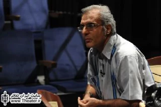 گفت‌وگو با ”مسعود موسوی” کارگردان نمایش ”شمشیرهای ژنرال”

من با نگاه رئالیستی صرف مخالفم وگرنه دنیای زندگی همه ما رئالیستی است که از درونش البته می‌توان خیلی چیزها را بیرون کشید؛ اما نگاه صرف و تخت رئالیستی را حداقل می‌توانم بگویم که من نمی‌پسندم.