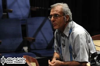 گفت‌وگو با ”مسعود موسوی” کارگردان نمایش ”شمشیرهای ژنرال”

من با نگاه رئالیستی صرف مخالفم وگرنه دنیای زندگی همه ما رئالیستی است که از درونش البته می‌توان خیلی چیزها را بیرون کشید؛ اما نگاه صرف و تخت رئالیستی را حداقل می‌توانم بگویم که من نمی‌پسندم.