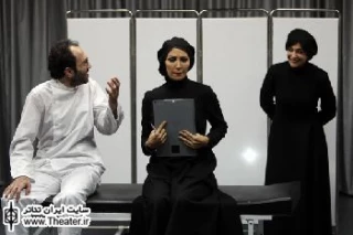نگاهی به نمایش ”آنفولانزای خوکی” نوشته ”مهرداد رایانی‌مخصوص” و کارگردانی ”نیما دهقان”

آدم‌ها همه به نوعی دو روی یک سکه هستند. اگر ظاهر متفاوت نداشتند، آنها را می‌توانستیم در جایگاه یکدیگر قرار دهیم. البته دهقان با جنس طراحی که در نمایش خود داشته تا حدودی این عمل را اجرا می‌کند. تنها آدمی که رنگ لباس‌اش با دیگران فرق دارد، دکتر است که او هم آرام آرام با دیگران هم رنگ می‌شود.