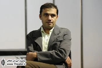 گفت‌وگو با ”نیما دهقان”  کارگردان نمایش ”آنفولانزای خوکی”

من جزء آن دسته از کارگردانانی هستم که معتقدم وقتی نمایش اجرا می‌شود، کارگردان باید ببیند شرایط سیاسی، اقتصادی و اجتماعی مردم در جامعه‌‌اش به چه صورت است. ممکن است اگر این متن در شرایط دیگری اجرا می‌شد، من آن را خیلی جدی اجرا می‌کردم.