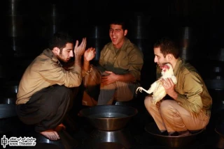نگاهی به نمایش ”آخرین نامه” نوشته و کار ”مهرداد کوروش‌نیا”

&quotآخرین نامه&quot ظاهراً از کنار یکی از آسیب‌های جدی دیگر حوزه تئاتر دفاع مقدس نیز به خوبی عبور کرده است؛ علاوه بر اینکه به نظر می‌رسد نمایش شایستگی سالنی با ظرفیت بیشتر از ظرفیت خانه نمایش را داراست، می‌توان به حضور خوب تماشاگران در نخستین روز اجرا نیز اشاره کرد و با توجه به نوع ارتباط حسی و انسانی که نمایش با تماشاگر برقرار می‌کند، انتظار استقبالی قابل قبول و گسترده را هم از نما