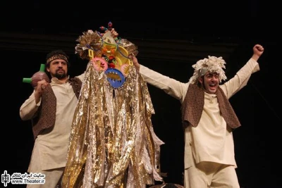 نگاهی به نمایش ”قصه‌های من و تو و رستم و شاهنامه” نوشته ”حسن باستانی” و کارگردانی ”مریم معترف”

یکی از محاسن اثر موقعیت‌های جذاب نمایشی است که در طراحی کارگردان  باعث ایجاد صحنه‌های طنز و جذابی شده است. صحنه‌های مختلف نمایش که تابلوهای نمایشی متفاوت را شکل می‌دهد تابع یک شکل و ایده کارگردانی است که تا پایان اثر حفظ می‌شود. تجربه مریم معترف در کارگردانی و طراحی حرکت بازیگران، تصاویر نمایشی جذابی را شکل داده است.
