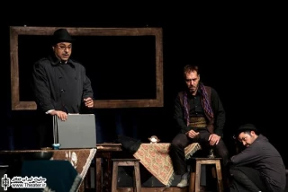 نگاهی به نمایش ”تپانچه و سکوت” نوشته و کار ”رسول نقوی”

درام در انتخاب و پردازش موضوع نیز اندکی مبهم پیش می‌رود. متن روی این موضوع که شهری پهلوان داشته یا نداشته باشد، داوری صریحی نمی‌کند.