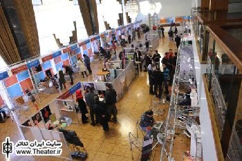 گزارشی درباره برگزاری دومین بازار تئاتر ایران

"محمد حیدری" دبیر جشنواره در این خصوص می‌گوید: «بازار تئاتر ایران امسال با رویکرد جدیدی برگزار می‌شود و تمام تلاشمان این است که حضور مؤثر گروه‌های ایرانی را در این بخش شاهد باشیم. همچنین امسال از مدیران کمپانی‌ها و فستیوال‌های معتبر جهانی دعوت کرده‌ایم و قرار است برای اولین بار رزومه افراد شرکت‌کننده در بخش بازار تئاتر ایران را به صورت کتاب چاپ کنیم.»