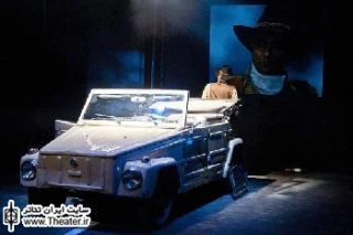 نگاهی به نمایش ”اتوبان” نوشته ”حمیدرضا آذرنگ” و ”آشا محرابی” و کارگردانی ”آشا محرابی”

در نمایش اتوبان بیشتر با توصیف مواجهیم. بنابراین کارگردان کوشیده با استفاده از پروجکشن تا حدودی خلاء تصویری متن را پر کند، اما بیشتر این تصاویر نیز در راستای توصیف ادبی هستند. برای مثال اینسرت‌هایی که در نمایشنامک یکم از دست زن می‌بینیم که کیفش را می‌خراشد؛ یا صحنه‌هایی که شخصیت‌ها پشت به تماشاگر هستند و ما با دوربین آنها و عکس‌العمل آنها را می‌بینیم.