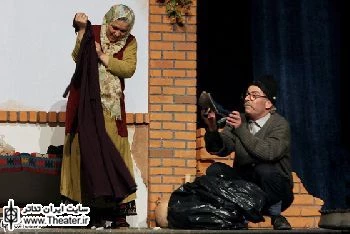 نگاهی به نمایش ”رهگذر کوچه‌های تنگ” نوشته ”سیدعلی موسویان” و کار ”علی اصغر راسخ‌راد”

نمایش "رهگذر کوچه‌های تنگ" اگرچه در رعایت اصل لذت‌دهی به تماشاگر موفق است، اما در اصل برقراری ارتباط اندیشمندانه با مخاطب این‌گونه نیست و این برمی‌گردد به رعایت نکاتی که باید در متن لحاظ می‌شد.