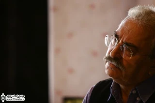 گفت‌وگو با ”هادی مرزبان” کارگردان نمایش ”خانمچه و مهتابی”

من دو نفر را برای این نقش در نظر داشتم که از بین آن دو به خانم آدینه رسیدم و جالب است بدانید وقتی ایشان نقش را خواندند گفتند که هیچ بازیگری نمی‌تواند چنین نقش جذابی را رد کند. خانم آدینه بازیگر پرسشگر و خستگی‌ناپذیری است که مدام در تحلیل و به دست آوردن نقش با کارگردان وارد بحث می‌شود و سعی می‌کند با شناخت و تحلیل نقش را اجرا کند.