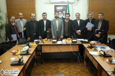 گزارش نشست شورای سیاستگذاری بیست‌ونهمین جشنواره بین‌المللی تئاتر فجر

امسال جایزه اجرای عمومی را محدود کردیم و صرف حضور در جشنواره تئاتر فجر به جز یک بخش به معنای اجرای عمومی نیست. این در واقع جزو سیاست‌هایی بود که آقای شاه‌آبادی ابلاغ کرد. البته کارهای ارزشمند می‌توانند برای اجرای عمومی معرفی شوند.