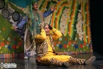 نگاهی به نمایش ”کدو قلقله زن” نوشته ”جواد ذوالفقاری” و کارگردانی ”سحر پورفرج” و ”مجتبی خمسه”

نمایشنامه به شیوه روایتی و قصه‌گویی نگاه متفاوتی به این قصه دارد و نگاه و پرداخت نمایشی نویسنده باعث شکل‌گیری یک نمایشنامه موفق شده است. جواد ذوالفقاری به عنوا