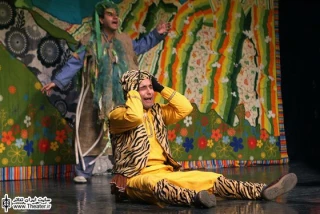 نگاهی به نمایش ”کدو قلقله زن” نوشته ”جواد ذوالفقاری” و کارگردانی ”سحر پورفرج” و ”مجتبی خمسه”

نمایشنامه به شیوه روایتی و قصه‌گویی نگاه متفاوتی به این قصه دارد و نگاه و پرداخت نمایشی نویسنده باعث شکل‌گیری یک نمایشنامه موفق شده است. جواد ذوالفقاری به عنوان یک نویسنده با تجربه ، به خوبی با ادبیات و زبان وی‍ژه مخاطب نمایش آشنا است و تاکنون چند قصه و داستان قدیمی را به نمایشنامه تبدیل کرده است.