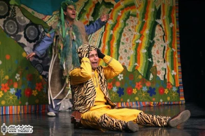 نگاهی به نمایش ”کدو قلقله زن” نوشته ”جواد ذوالفقاری” و کارگردانی ”سحر پورفرج” و ”مجتبی خمسه”

نمایشنامه به شیوه روایتی و قصه‌گویی نگاه متفاوتی به این قصه دارد و نگاه و پرداخت نمایشی نویسنده باعث شکل‌گیری یک نمایشنامه موفق شده است. جواد ذوالفقاری به عنوان یک نویسنده با تجربه ، به خوبی با ادبیات و زبان وی‍ژه مخاطب نمایش آشنا است و تاکنون چند قصه و داستان قدیمی را به نمایشنامه تبدیل کرده است.