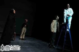 نگاهی به اجرای ”از اطراف میلاد” نوشته و کارگردانی ”حمید دهقانی”

دوربین به عنوان یک عنصر بازشناسی در اجرای &quotاز اطراف میلاد&quot امکان تمرکز و تاکید گذاری بر برخی اشارات فرمی و مفهومی را مهیا می‌کند. پسر ِ خانواده بعنوان سوژه‌ای کنجکاو سعی در ثبت و تبیین جهان پیرامون خود دارد.