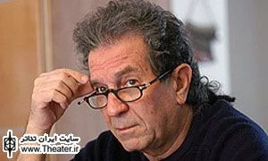 علی عابدینی صحنه نمایش ”درس مهرجویی” را آماده می‌کند