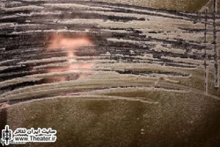نگاهی به نمایش ”لو” نوشته ”ریکاردو فازی” و کارگردانی ”کلودیا سوراس” از ایتالیا

نمایش لو یک اثر تجربی و آوانگارد است که به جهت استفاده از عناصر اصلی تئاتر و شکل خلاقانه‌ای که در کاربرد آنها به کار می‌رود، اثری موفق است. کارگردان نمایش به شکل تعمدی سعی دارد با تصویر و هیجان، فضای ذهنی شخصیت نمایش را انتقال دهد.