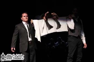 نگاهی به نمایش ”مصائب زنان تروا” به کارگردانی ”سالواتوره تراماچره” و ”آنتونیو پیتزیکاتو” از ایتالیا

در شکل اجرایی نمایش با طراحی صحنه مختصر و ساده که با نورپردازی موضعی بر بخش‌هایی از آن تاکید می‌شود، شخصیت‌ها به عنوان یک راوی به ما معرفی می‌شوند. موسیقی زنده نقش اصلی و اساسی در کار دارد که جذابیت اجرای نمایش هم به خاطر استفاده از همین عامل است.