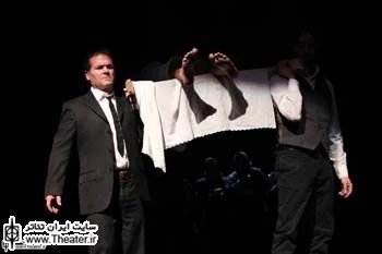 نگاهی به نمایش ”مصائب زنان تروا” به کارگردانی ”سالواتوره تراماچره” و ”آنتونیو پیتزیکاتو” از ایتالیا

در شکل اجرایی نمایش با طراحی صحنه مختصر و ساده که با نورپردازی موضعی بر بخش‌هایی از آن تاکید می‌شود، شخصیت‌ها به عنوان یک راوی به ما معرفی می‌شوند. موسیقی زنده نقش اصلی و اساسی در کار دارد که جذابیت اجرای نمایش هم به خاطر استفاده از همین عامل است.