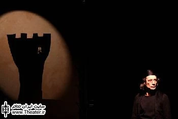 نگاهی به نمایش ”سفر پادشاه به جهان” نوشته استفاون وی و کارگردانی پیتر مولر و آنت ورب از آلمان

در نمایش "سفر پادشاه به جهان" کارگردان با بهره‌گیری از این تکنیک‌های جدید، در لحظات مختلف نمایش و تنها با استفاده از شابلون‌های مختلف، اقدام به ‌طراحی صحنه برای نمایشی عروسکی با تکنیک میله‌ای سایه می‌کند.