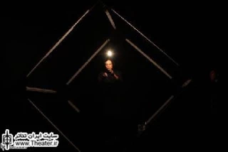 نگاهی به نمایش  ”3(a+b)” نوشته ”ریکاردوفازی” و کارگردانی ”کلودیا سوراس” از ایتالیا

از نکات مهم دیگر اجرا، نوع استفاده از صداست. صدا در این نمایش از اصلی‌ترین عوامل فضاسازی است. درست به مانند نمایش دیگر این گروه یعنی &quotلِو&quot این اثر هم صدا را بعد می‌بخشد. به شکلی که از صدا به تصویر واقعی می‌رسیم.