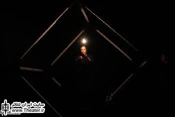 نگاهی به نمایش  ”3(a+b)” نوشته ”ریکاردوفازی” و کارگردانی ”کلودیا سوراس” از ایتالیا

از نکات مهم دیگر اجرا، نوع استفاده از صداست. صدا در این نمایش از اصلی‌ترین عوامل فضاسازی است. درست به مانند نمایش دیگر این گروه یعنی "لِو" این اثر هم صدا را بعد می‌بخشد. به شکلی که از صدا به تصویر واقعی می‌رسیم.