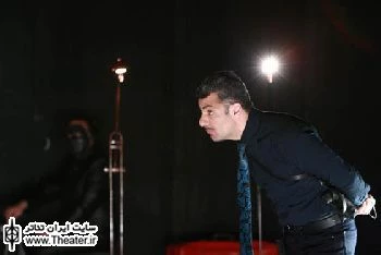 نگاهی به نمایش ”خطر مجسمه عبید جدی است” نوشته عزت‌الله مهرآوران و کارگردانی مریم کاظمی

داستان نمایش"خطر مجسمه عبید جدی است..." درباره یک مجسمه‌ساز زن ایرانی از یک خانواده درباری است که از 13 سالگی در خارج از کشور به سر برده است. اکنون پس از سال‌ها با ساخت یک مجسمه از عبید زاکانی به کشورش بازگشته و می‌خواهد با ارائه آن به مردم کشورش ادای دینی به فرهنگ و هنر وطنش کند؛
