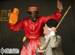 نگاهی به نمایش ”معرکه اهل طرب” نوشته ”روح‌الله ایرجی” و کار ”رهام مخدومی”

حُسن متن بهره‌مندی از شیوه قصه در قصه یا نمایش در نمایش است که بر پیچ و خم درام می‌افزاید، البته این تکنیک در به کار گیری آن در متن روحوضی اهمیت پیدا می‌کند چراکه در این شیوه همه