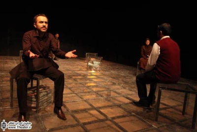 نگاهی به نمایش ”تماشاچی محکوم به اعدام” نوشته ”ماتئی ویسنی یک” و کارگردانی ”روح الله جعفری”

تماشاگر در برخورد با اجرای جعفری باید کوشش زیادی کند تا از لابلای متن سبک‌پردازانه و غیر رئالیستی ویسنی یک - که جزئیات مورد نظر نویسنده در شکل‌گیری مفهوم اولیه و غایی آن نقش ویژه‌ای دارد- ، به روح کلی اثر دست یابد.